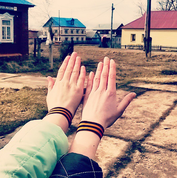 Фото Instagram: «Волонтеры70» раздают в России георгиевские ленточки