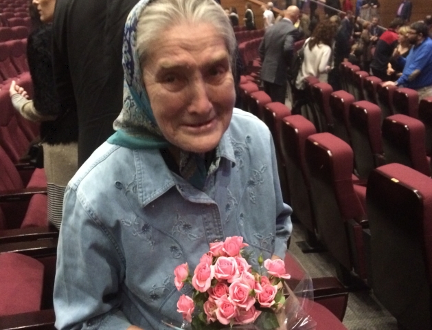 Прославившаяся благодаря рунету бабушка Лида встретилась с Азнавуром