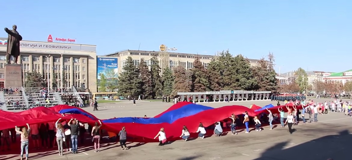 Видео: на репетиции парада Победы в Саратове вынесли неправильный триколор