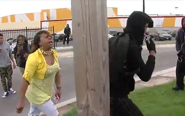 Видео: мать загоняет домой протестующего в Балтиморе