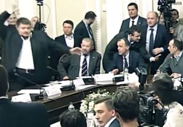 Видео: депутат Рады запустил в коллегу бутылкой на заседании