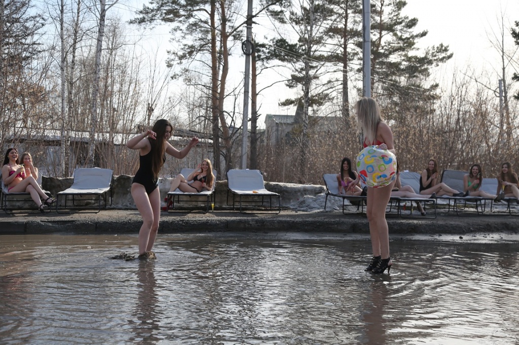 Видео: в Новосибирске девушки обнажились в луже против мэра