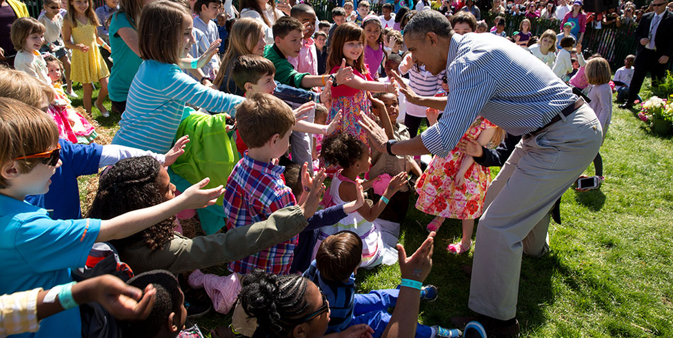 Фото: пасхальный праздник в Белом доме — Обама, теннис, яйца, книга про чудовищ