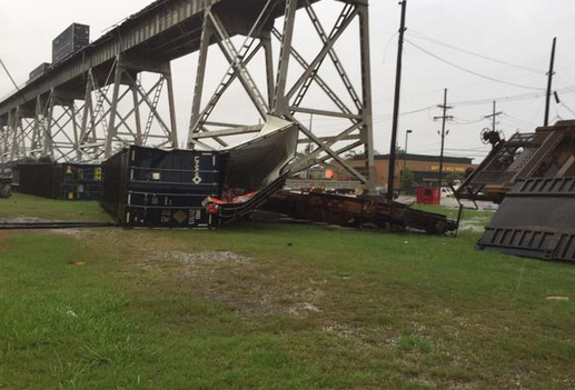 Видео: в Новом Орлеане ураганный ветер сдул поезд с моста