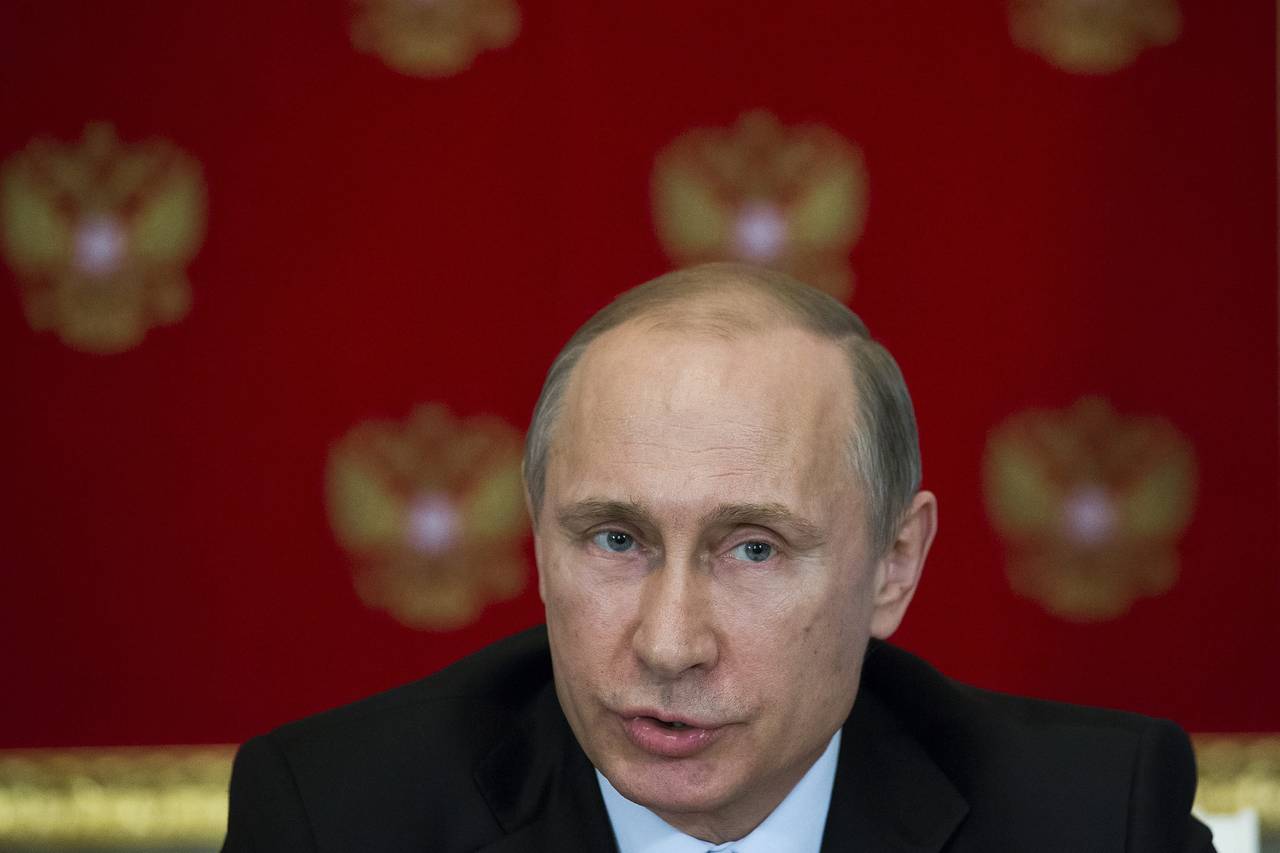 Путин назвал повышение зарплат бюджетникам одной из причин кризиса