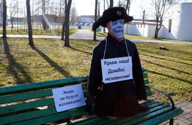 Фото: в белорусском Слуцке провели акцию «Не будь ватником»