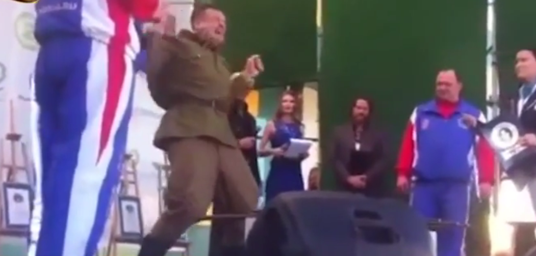 Видео: орловский чиновник установил рекорд по сгибанию арматуры об голову ко Дню Победы