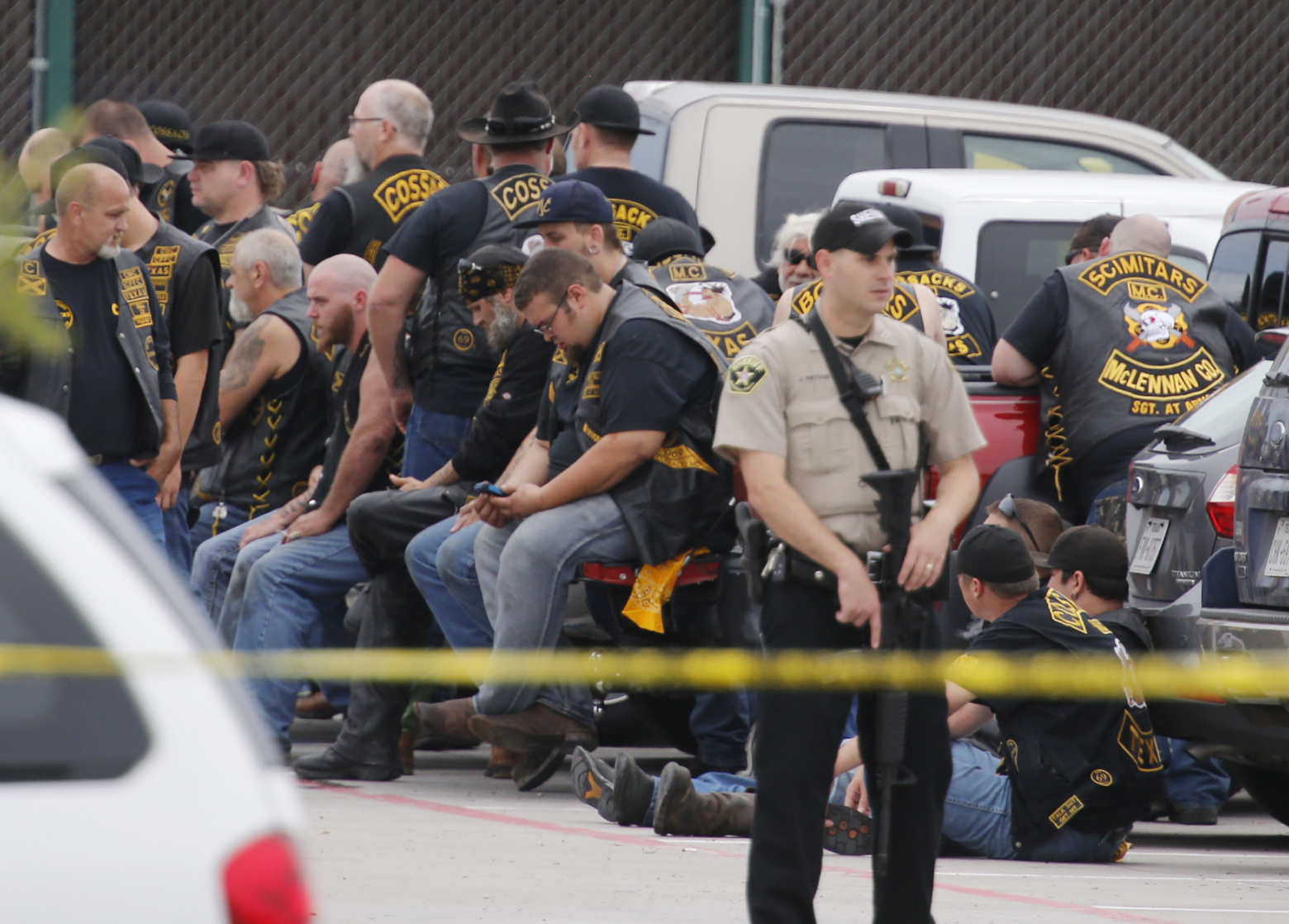 Фото: в Техасе арестовали почти 200 байкеров после массовой перестрелки