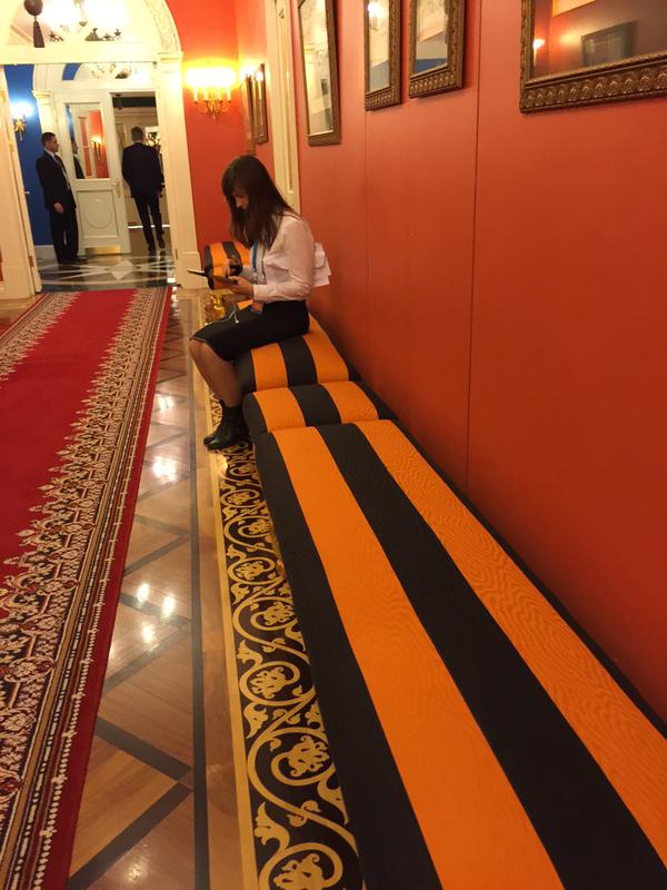 Задом на святое. Соцсети разозлись на банкетки цветов георгиевской ленты в Кремле