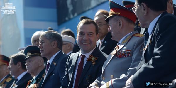 Медведев проспал? Пять человек, которых вы не заметили на Параде в Москве