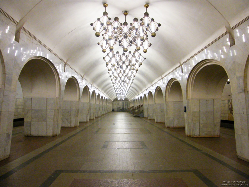 На станции метро «Менделеевская» человек упал на рельсы