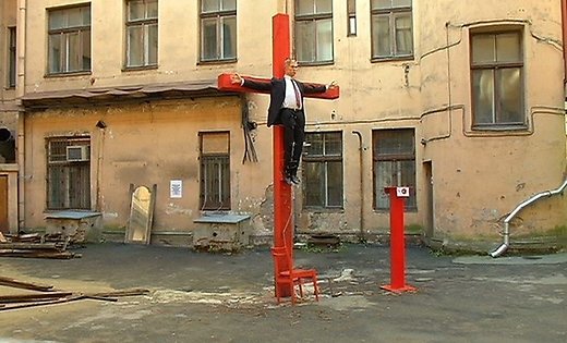 Мэр Риги назвал статую «распятого Путина» результатом употребления наркотиков