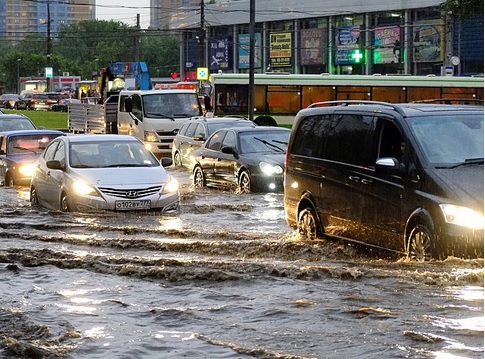 Соцсети про ливень в Москве: ад, потоп и апокалипсис.