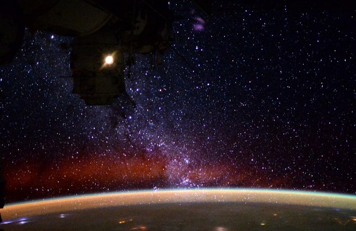 Земля в иллюминаторе. Лучшие видео и фото из твиттера астронавта МКС