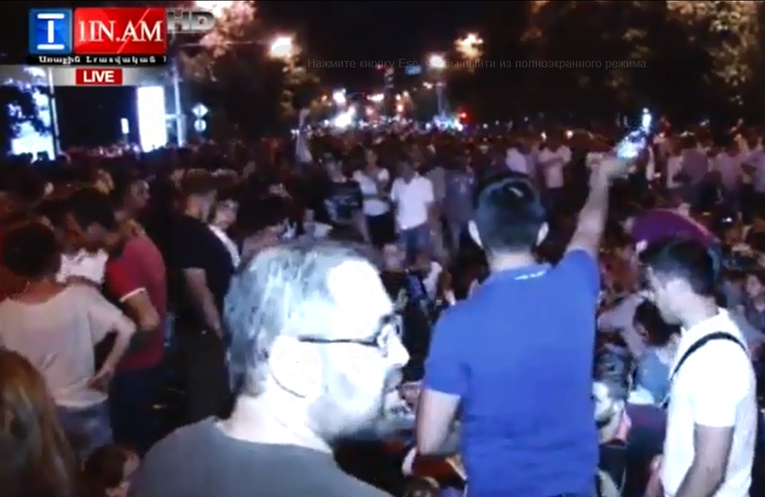 В Ереване уже много часов идет массовая акция протеста