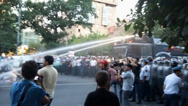 В Ереване полиция разогнала демонстрантов водометами, 240 задержанных