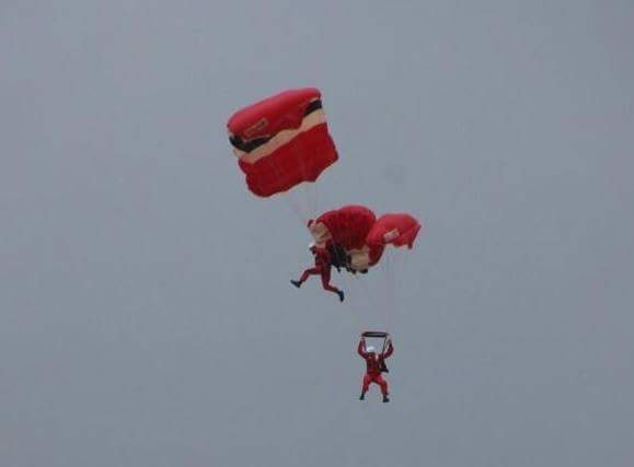 Видео: на воздушном шоу парашютист успел поймать падающего напарника