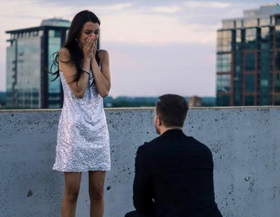Видео: американец сделал предложение девушке во время съемок сцены в экшене