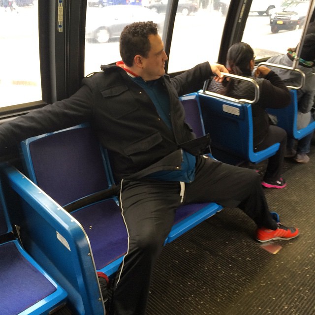 В Нью-Йорке арестовали двух мужчин, сидевших в метро с широко раздвинутыми ногами