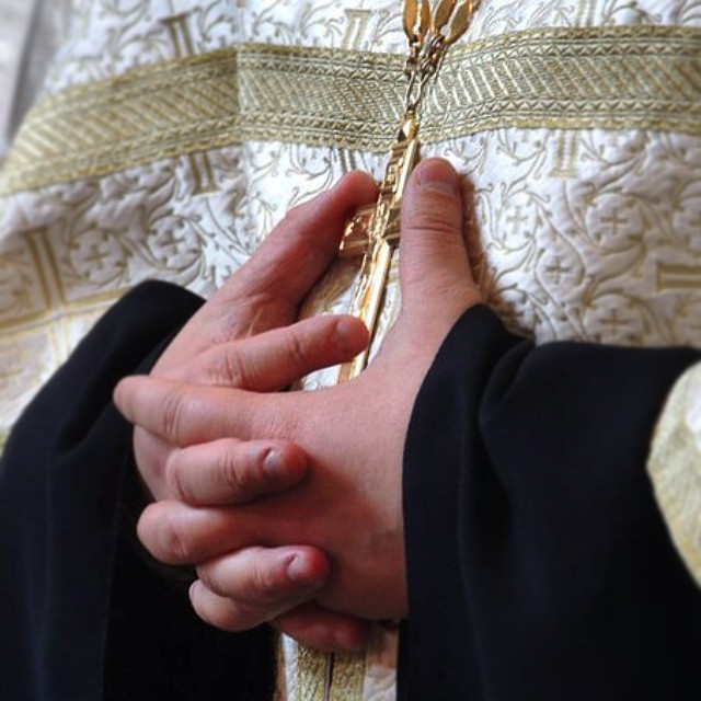 В Омске судебные приставы собирают алименты вместе со священником