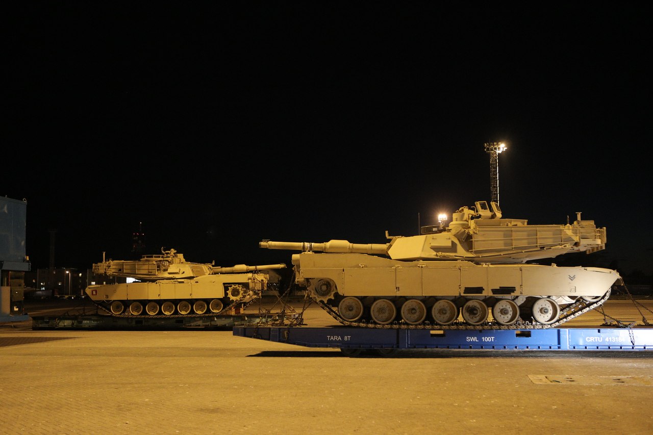 США перебросили танки к границам России
