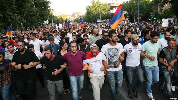 В Ереване возобновилась массовая акция протеста. Видео