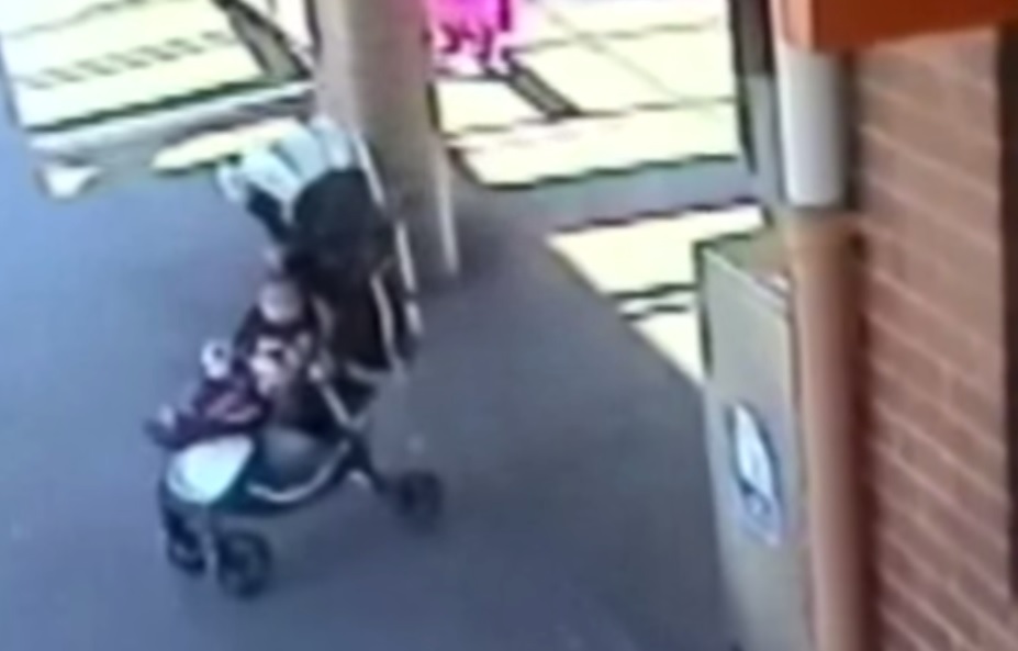 Видео: дедушка героически вытащил коляску с внучкой с путей перед поездом