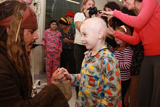 Джонни Депп в образе Джека Воробья посетил тяжелобольных детей в Брисбане