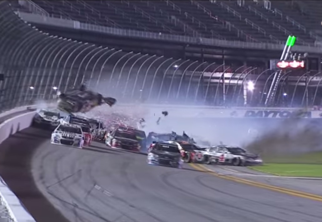 Видео: болид NASCAR влетел в ограждение на скорости 321 километр в час
