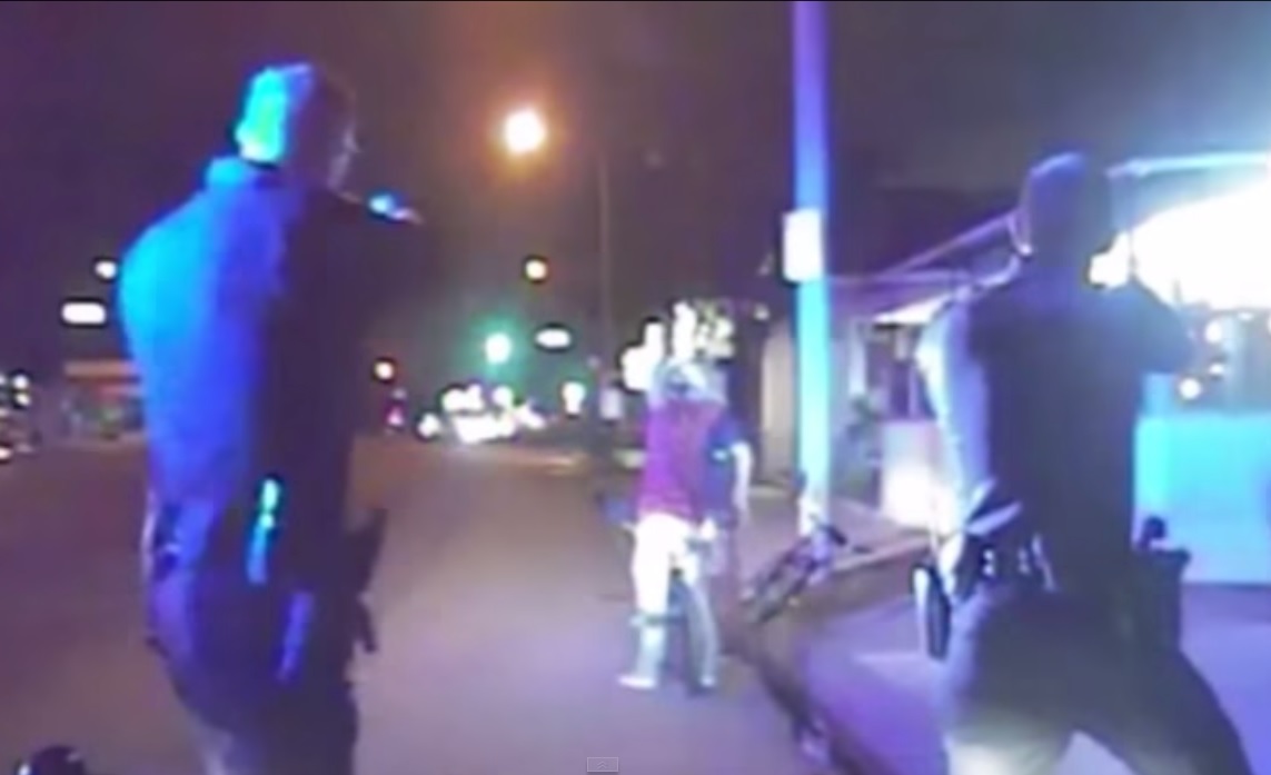 Видео: в США опубликована запись расстрела полицейскими безоружного человека в Гардене