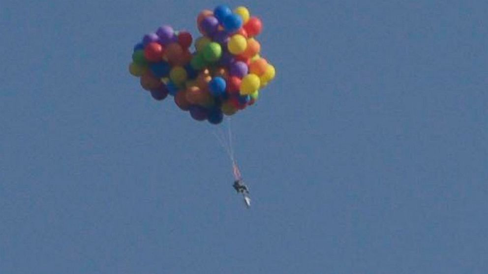 Видео: канадец пролетел над городом на воздушных шарах и разозлил полицию