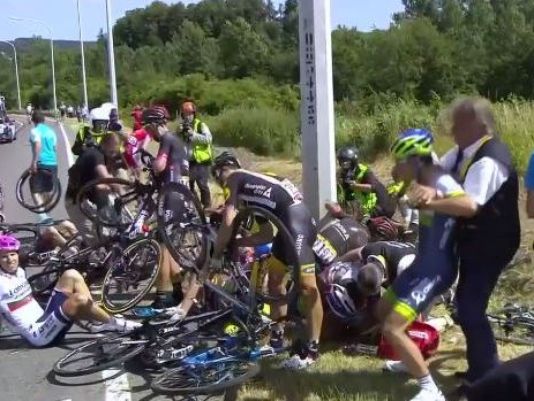 Видео: на «Тур де Франс» произошел завал из 15 велогонщиков