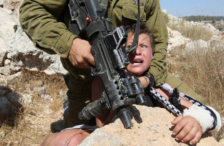 Соцсести и СМИ сделали вирусным видео ареста палестинского мальчика израильским военным