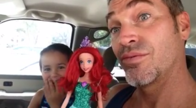 Видео: мужчину, сын которого выбрал куклу в магазине, прозвали «отцом года»