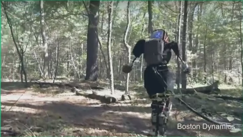 Видео: человекоподобный боевой робот бежит по лесу