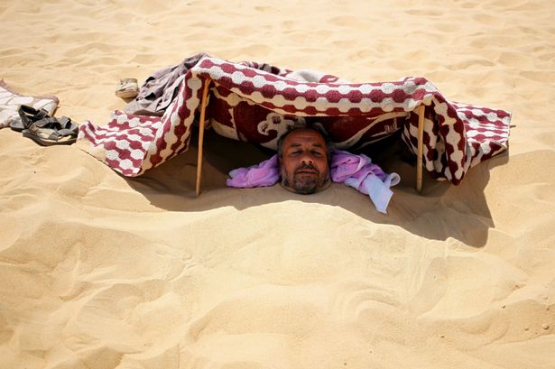 В Египте лечат от всех болезней закапыванием в раскаленный песок