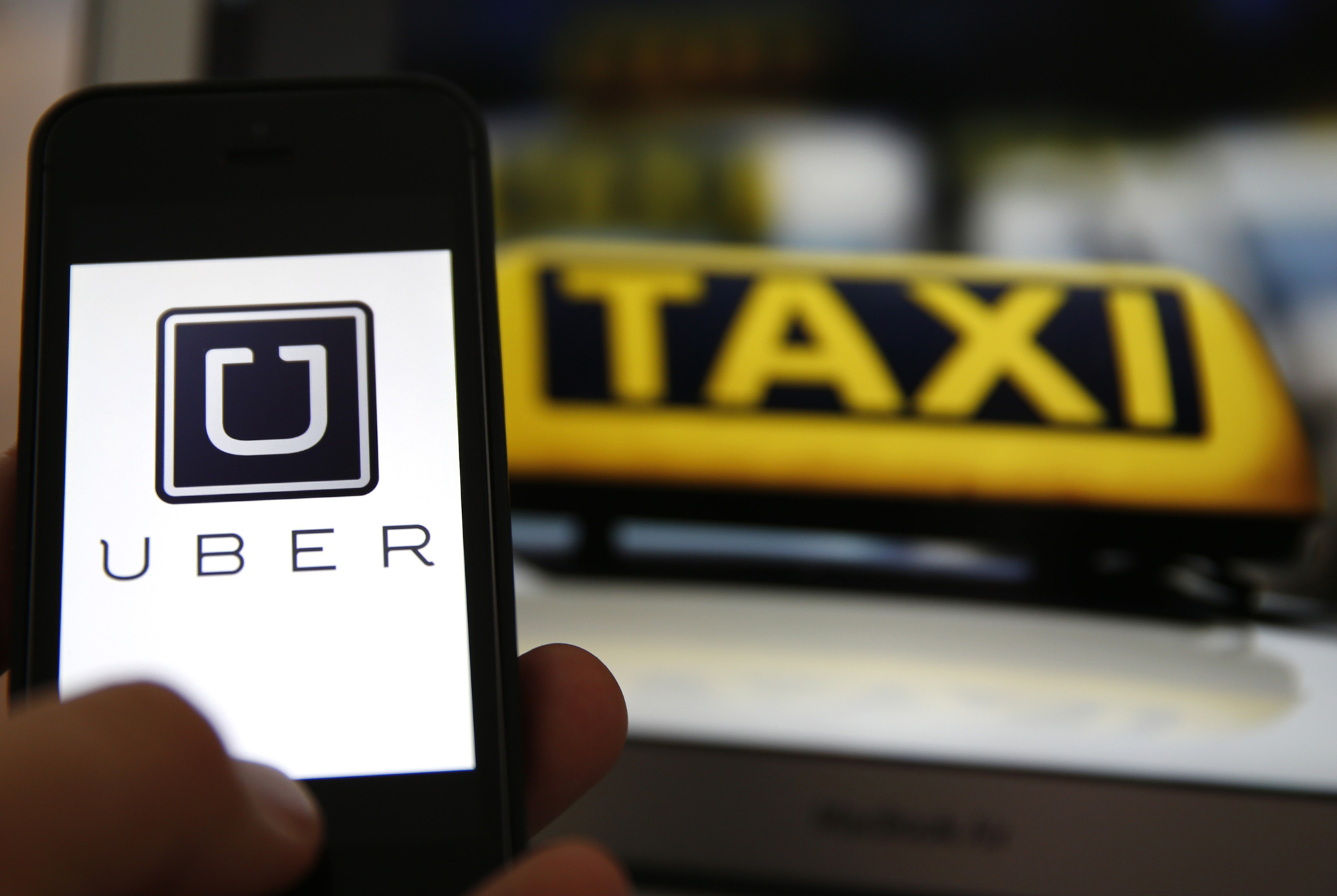 Тысячи пассажиров такси пострадали от глобального сбоя Uber