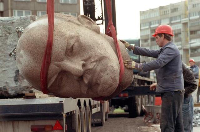 В Берлине выкопали трехтонную голову гранитного Ленина