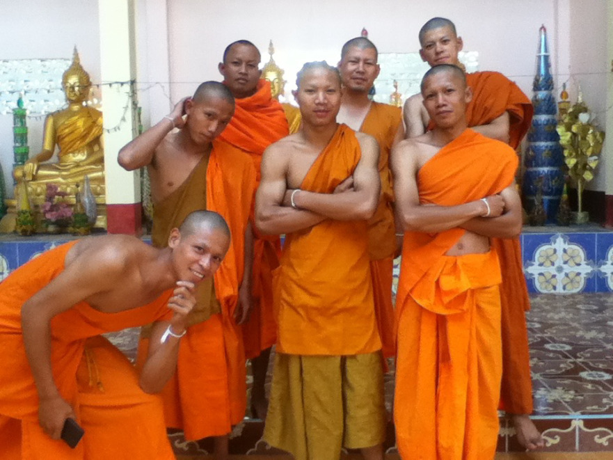 Путешественник получает фото о жизни монаха в Лаосе благодаря потерянному iPod