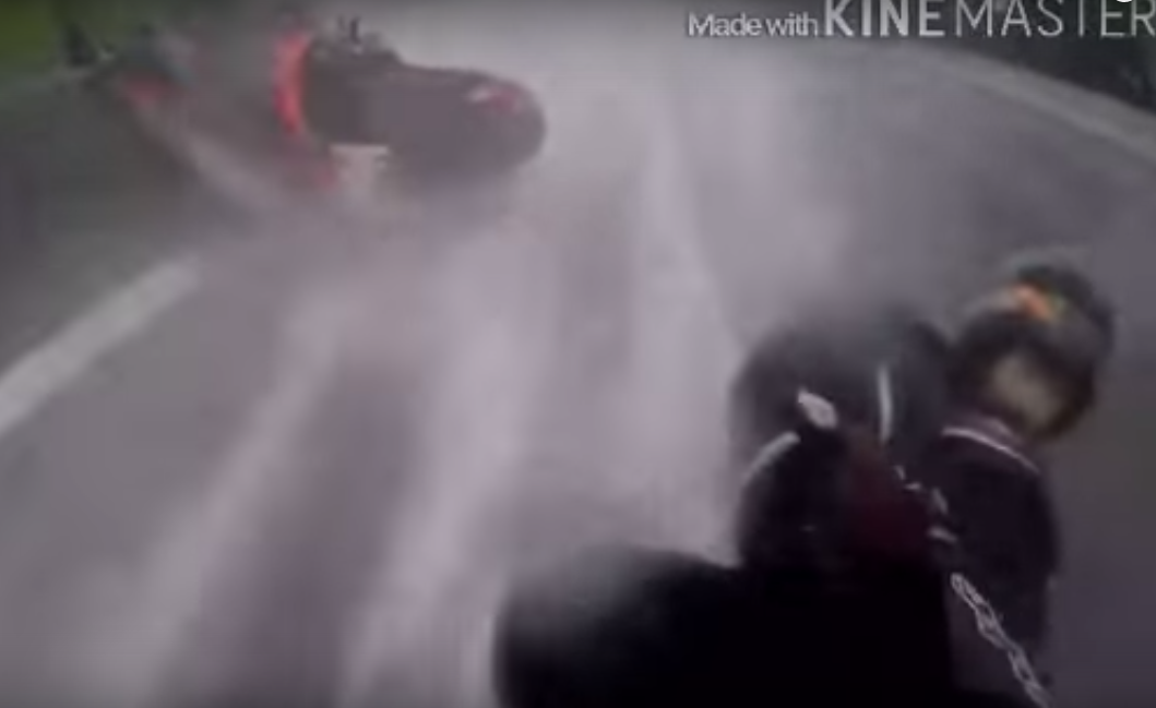 Видео про любовь: мотоциклист спас пассажирку после падения