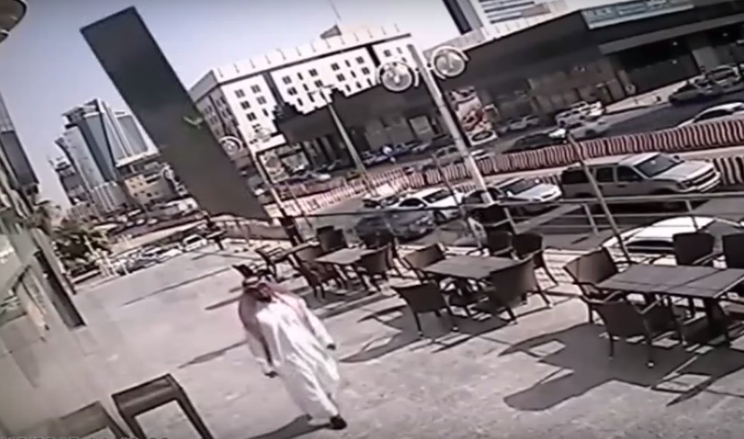 Видео: житель Саудовской Аравии выжил после падения огромного стекла на голову