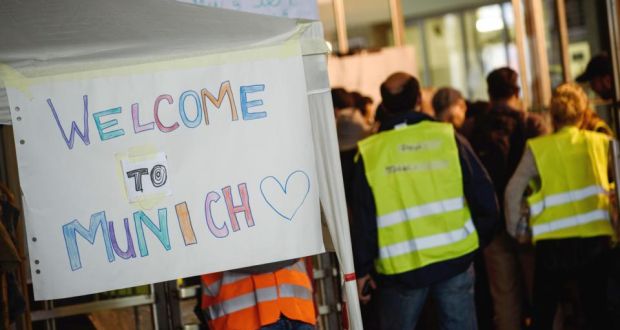 Видео. Беженцев в Мюнхене и Франкфурте встретили аплодисментами
