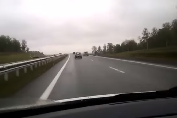 Видео: «Ока» делает BMW X6 на скорости 170 км/ч