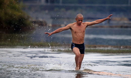 Кунг-фу видео: шаолиньский монах пробежал по воде рекордные 125 метров