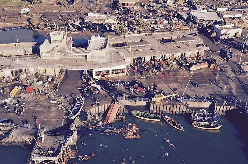 Видео: последствия цунами в Чили с дронов и вертолетов