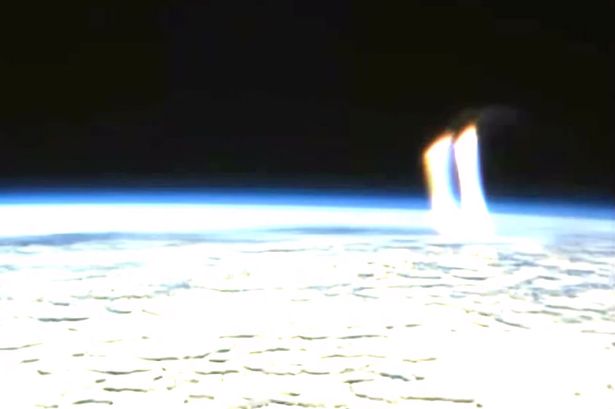 Блогеры утверждают, что камера МКС сняла странные огненные лучи у поверхности Земли