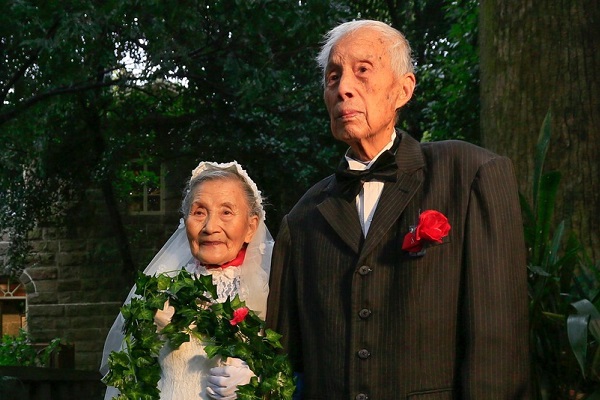 98-летние старички переиграли свою свадьбу 70 лет спустя