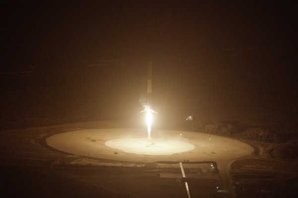 Видео: SpaceX впервые успешно посадила первую ступень ракеты на сушу