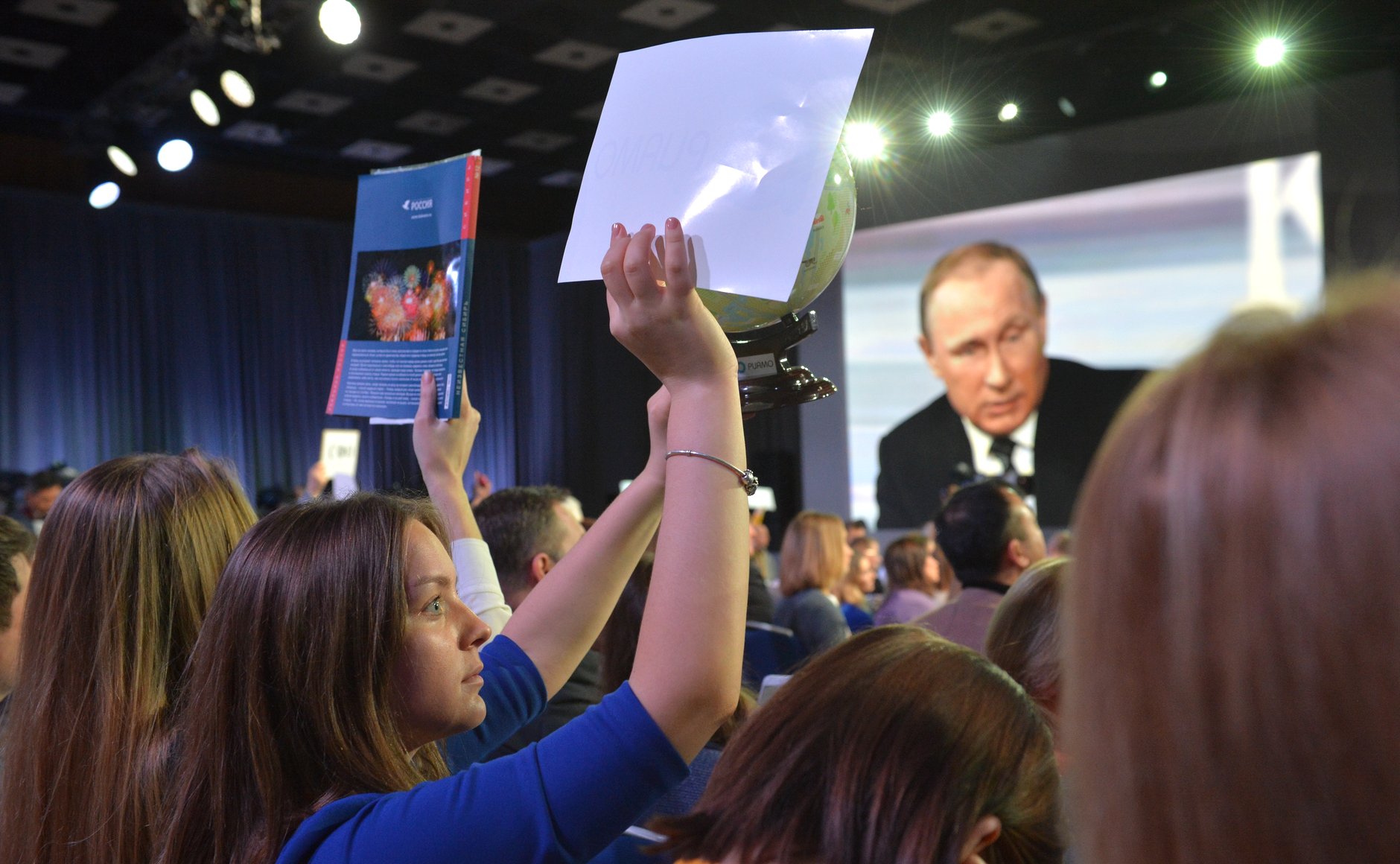 «Ваш двойник можно вам передаст документы!» Видео, где Путина спросили о двойнике