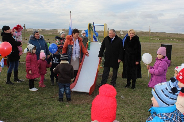 Чиновники в Крыму торжественно открыли детскую горку